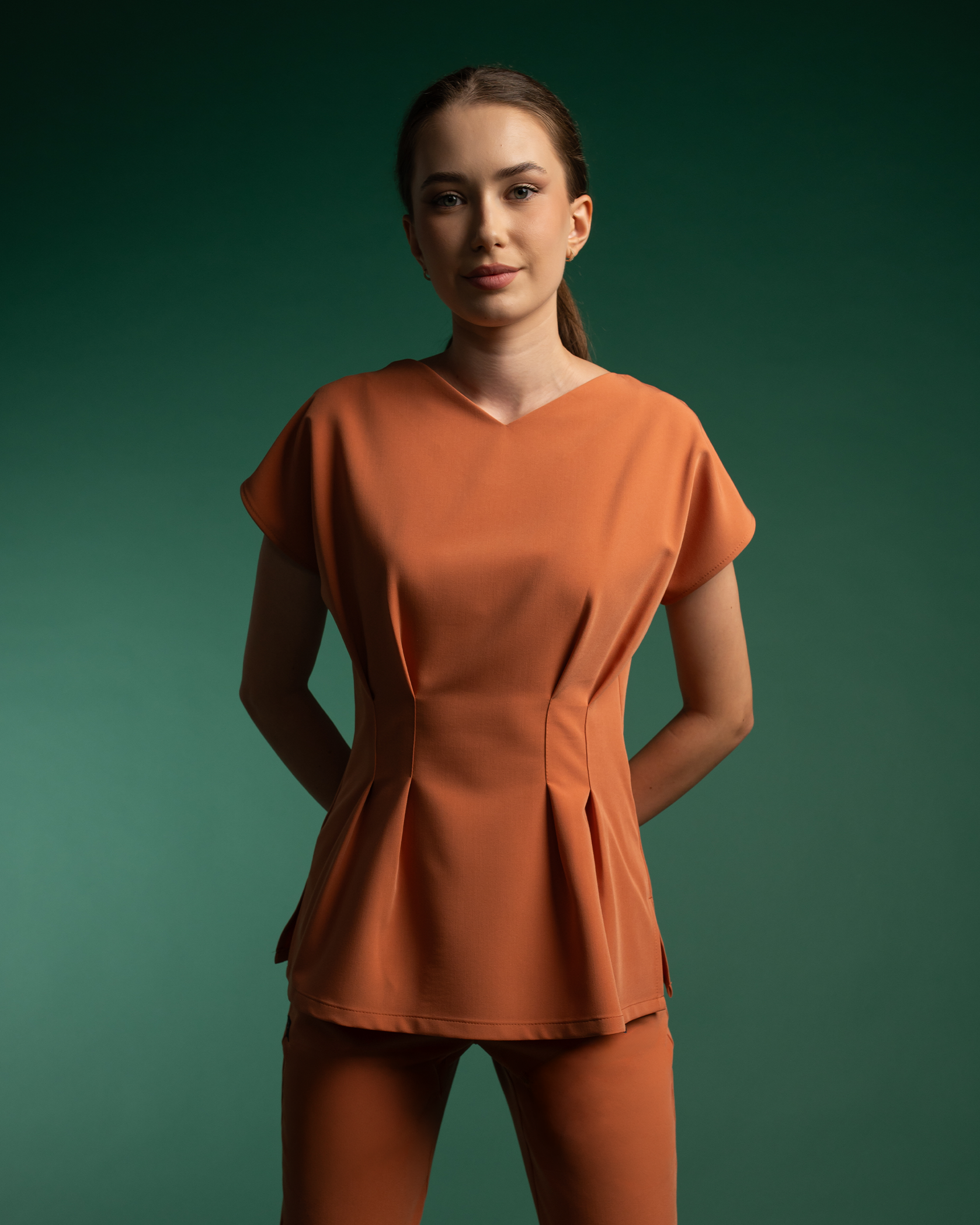 ANORA bluza medicala caramel - Detalii close up