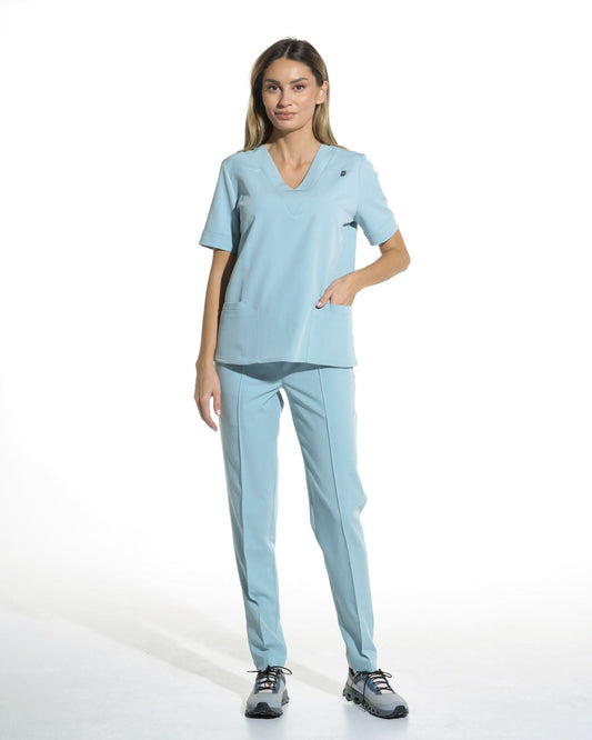 Costum medical clasic Blue - vedere frontala completa, mana in buzunar