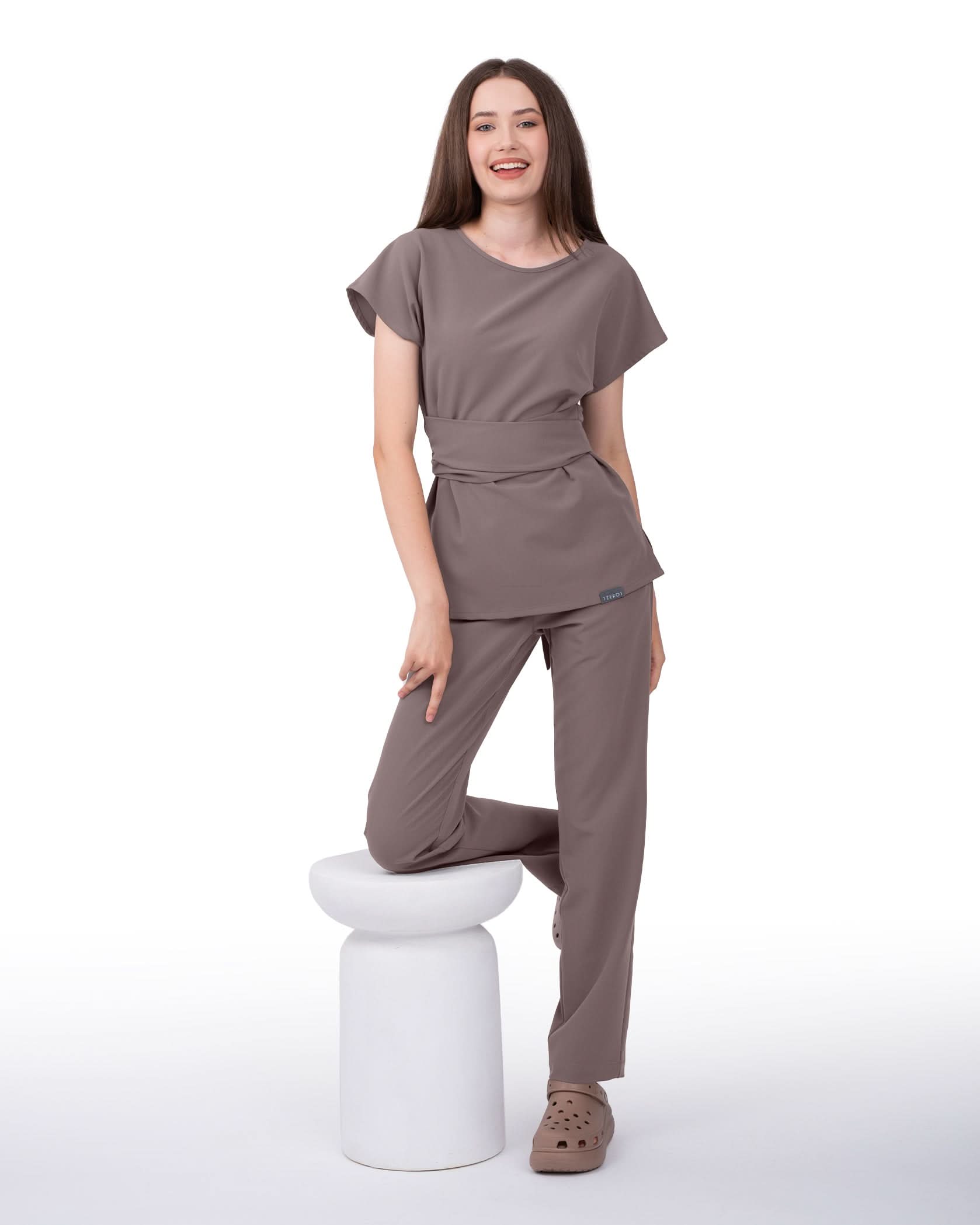 Pantaloni medicali drepti LINEA mocha - 1zero1.ro