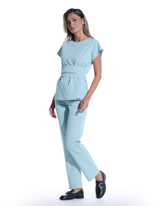 Pantaloni medicali dama LINEA blue - silueta completa, vedere laterala cu tinuta asortata