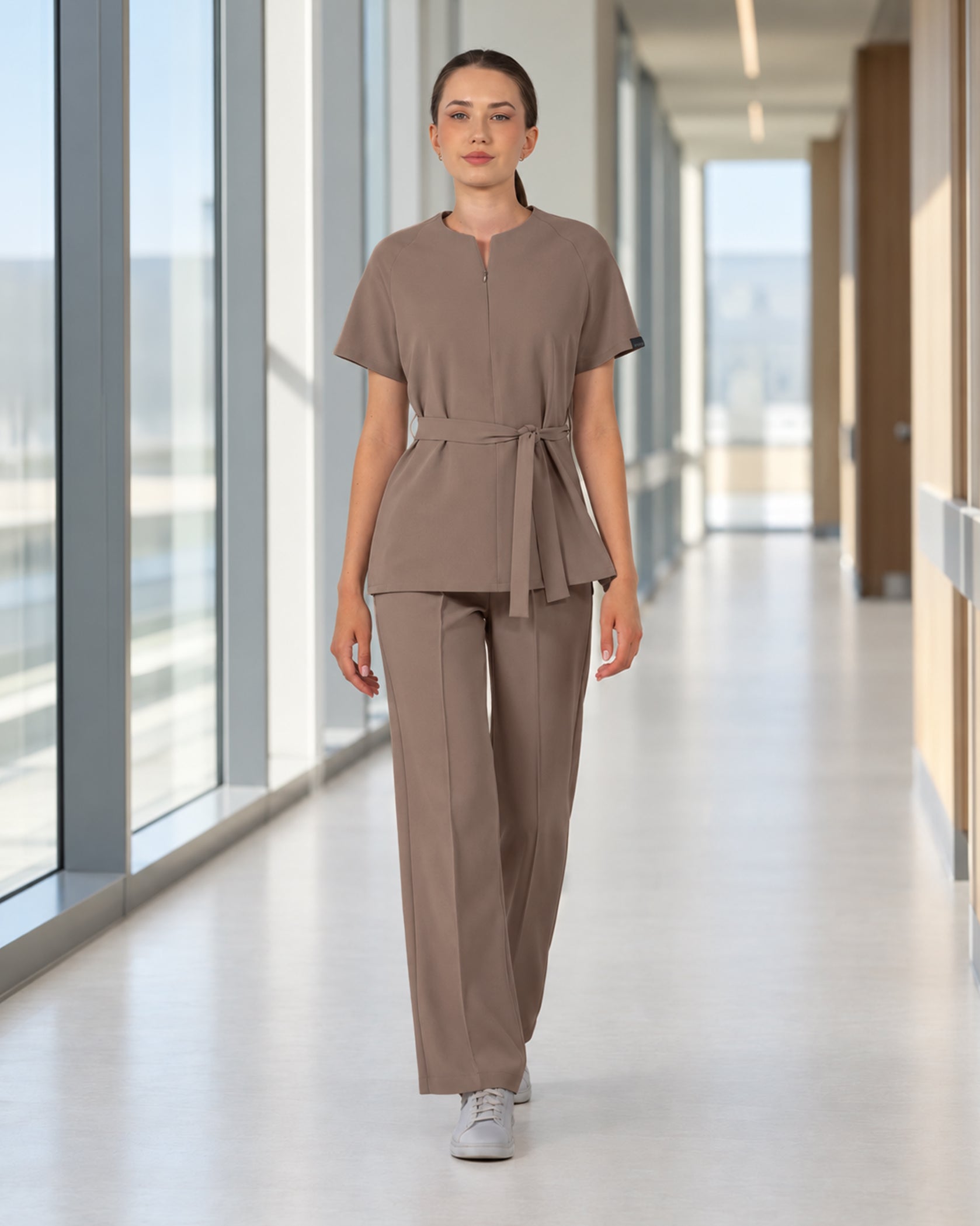 TRINA bluza medicala cappuccino - Detalii close up