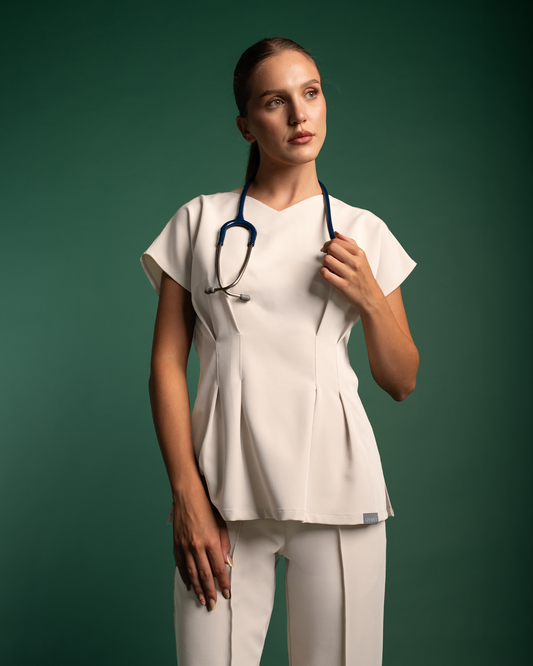 Bluza medicala Anora latte purtata frontal cu stetoscop