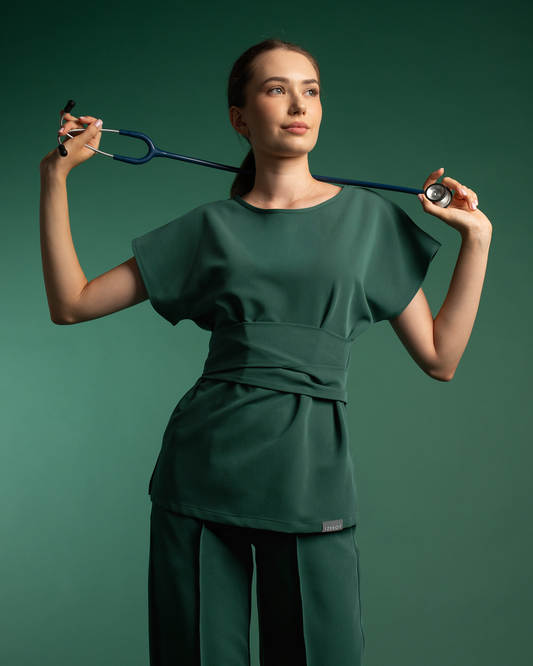 Bluza medicala Celeste verde forest purtata frontal cu stetoscop