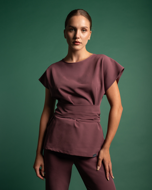 Bluza medicala Celeste grape prezentata frontal, cu croiala ampla si cordon in talie