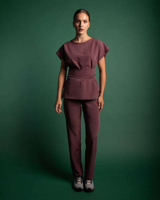 Bluza medicala Celeste grape purtata cu pantaloni asortati, vedere frontala completa