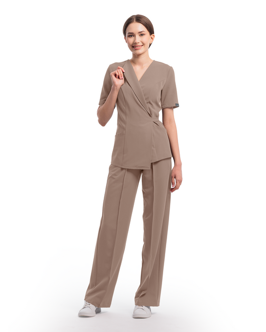Bluza medicala dama SIENA cappuccino - pozitie dinamica, model zambind cu mana ridicata