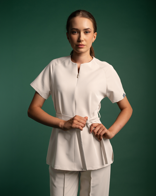 Bluza medicala TRINA latte purtata frontal, cu cordon in talie