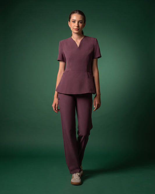 Bluza medicala OPAL grape prezentata frontal pe model, cu pantaloni asortati