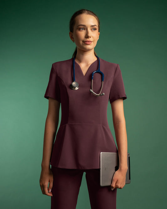 Bluza medicala OPAL grape purtata frontal, cu stetoscop si tableta