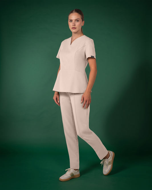 Bluza medicala OPAL latte prezentata intr-o tinuta completa, cu pantaloni asortati.