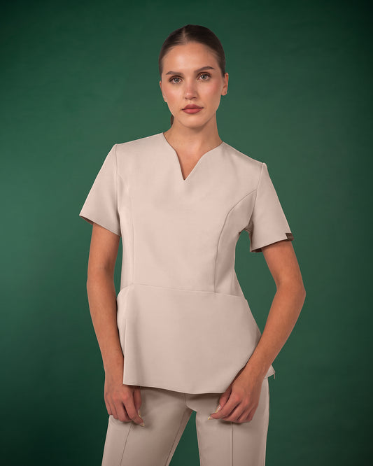 Bluza medicala OPAL latte purtata din fata, cu decolteu in V si maneci scurte.