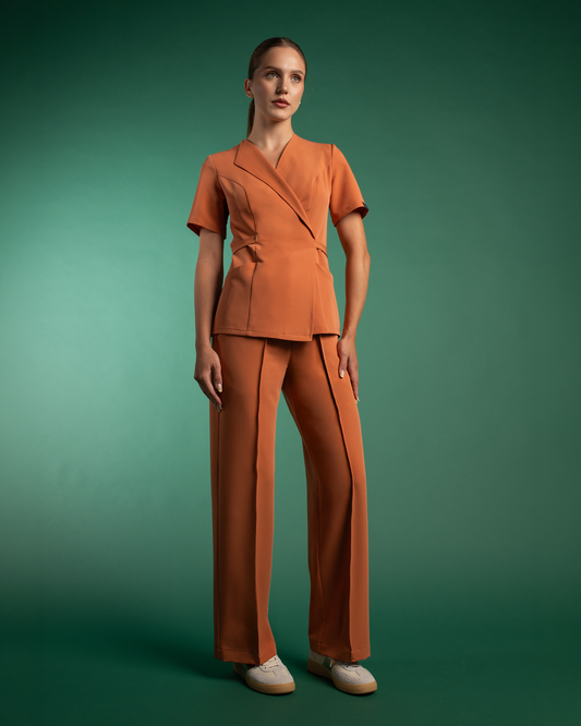 Bluza medicala SIENA caramel purtata cu pantaloni asortati, vedere frontala
