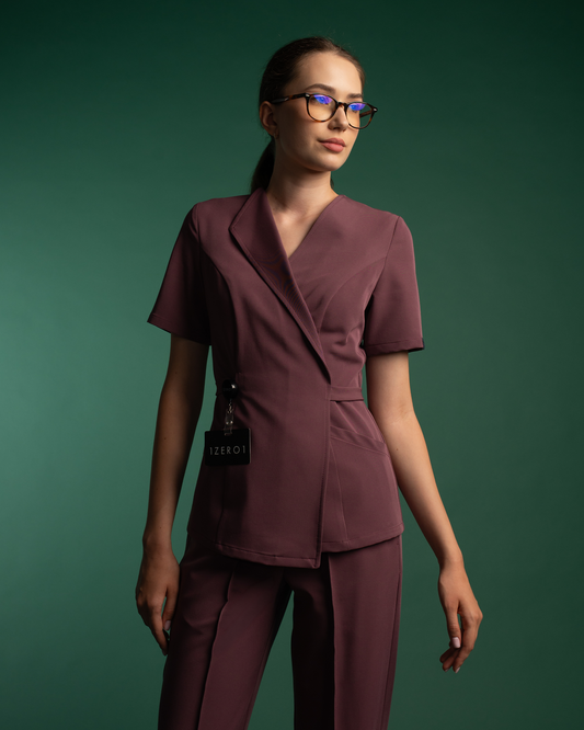 Bluza medicala Siena grape purtata, vazuta frontal usor inclinat