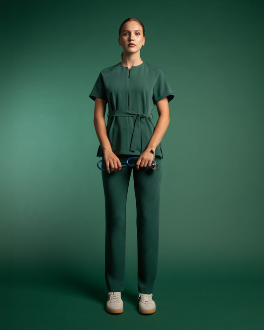 Bluza medicala Trina verde forest purtata cu pantaloni asortati, vedere frontala completa