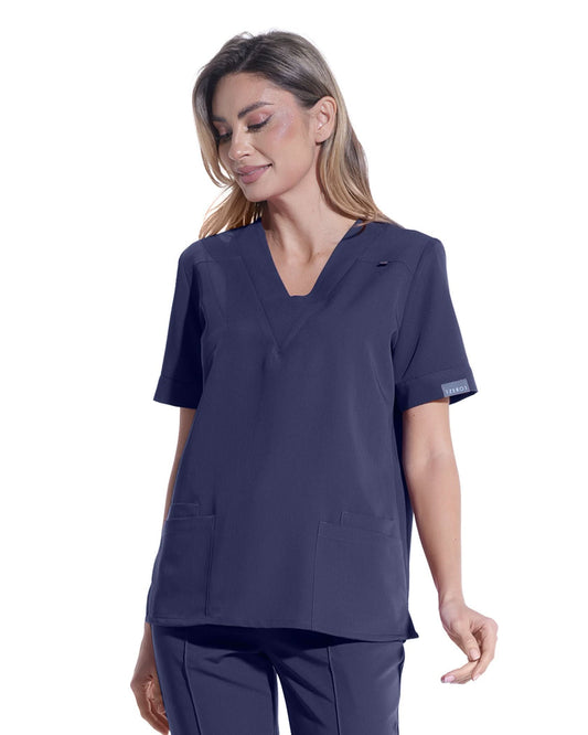Costum medical clasic dama CLASIC navy - detaliu bluza fata cu decolteu V si buzunare