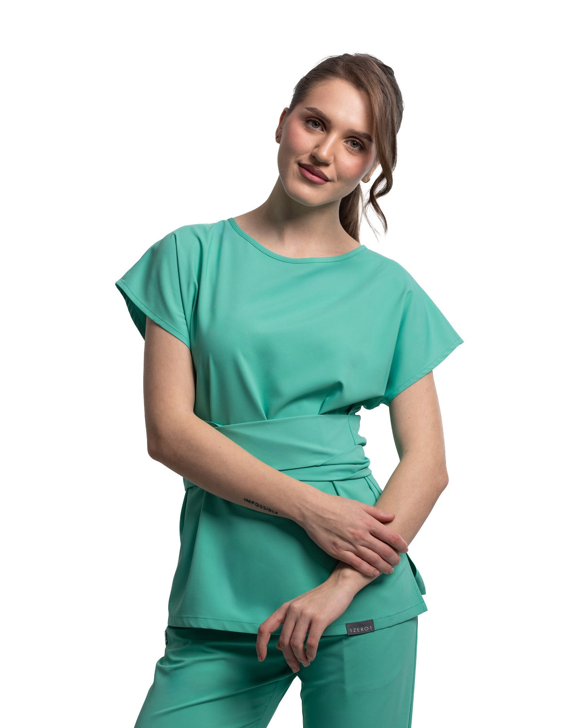 Costum medical confortabil STYLE aqua - bluza fata cu centura partial deschisa, model zambind