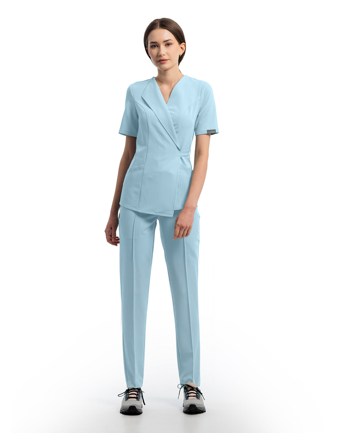 Costum medical dama STUDIO Blue - vedere frontala, tinuta completa bluza si pantaloni