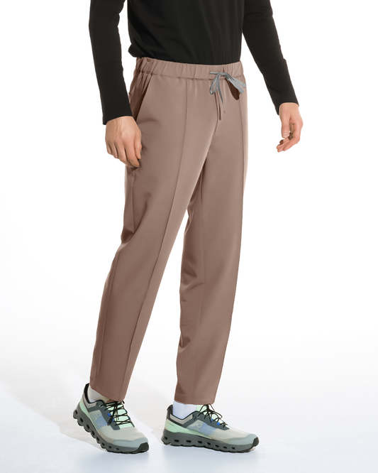 Detaliu al pantalonilor medicali cappuccino cu talie elastica si snur