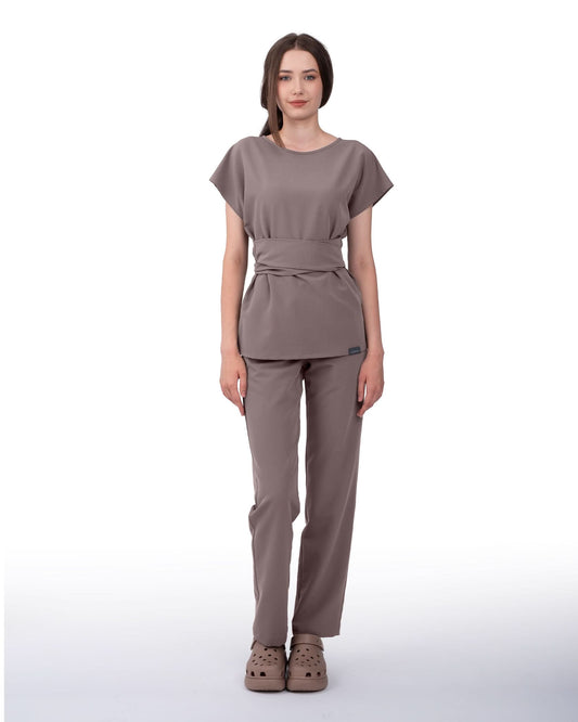 Pantaloni medicali drepti LINEA mocha - 1zero1.ro