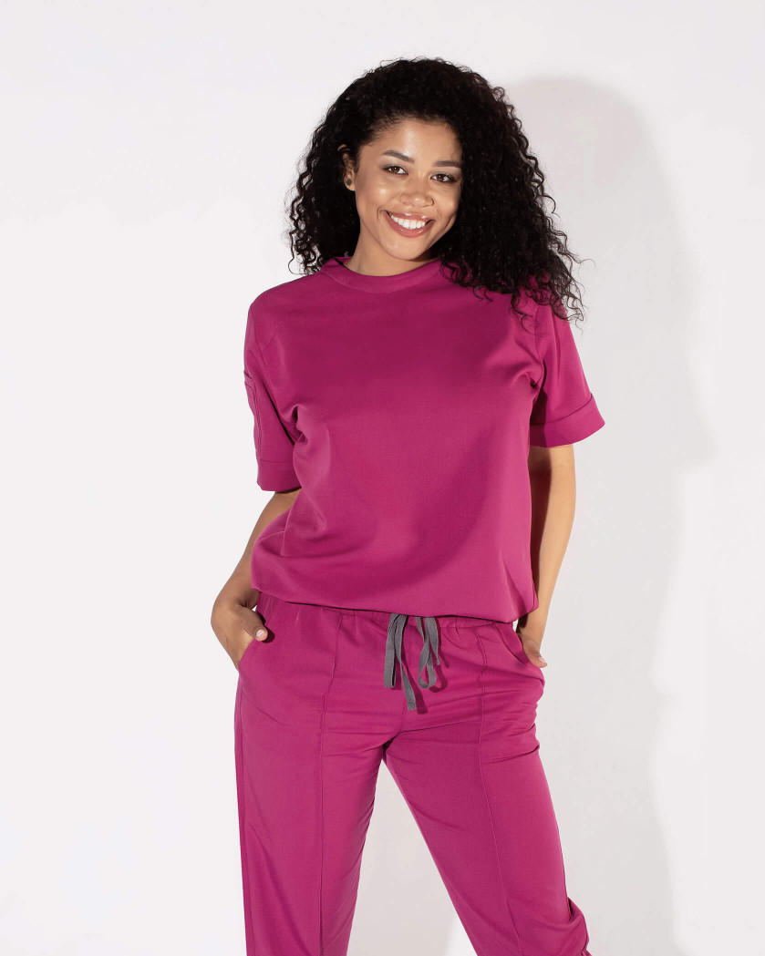 Bluza medicala cu capse si taieturi decorative